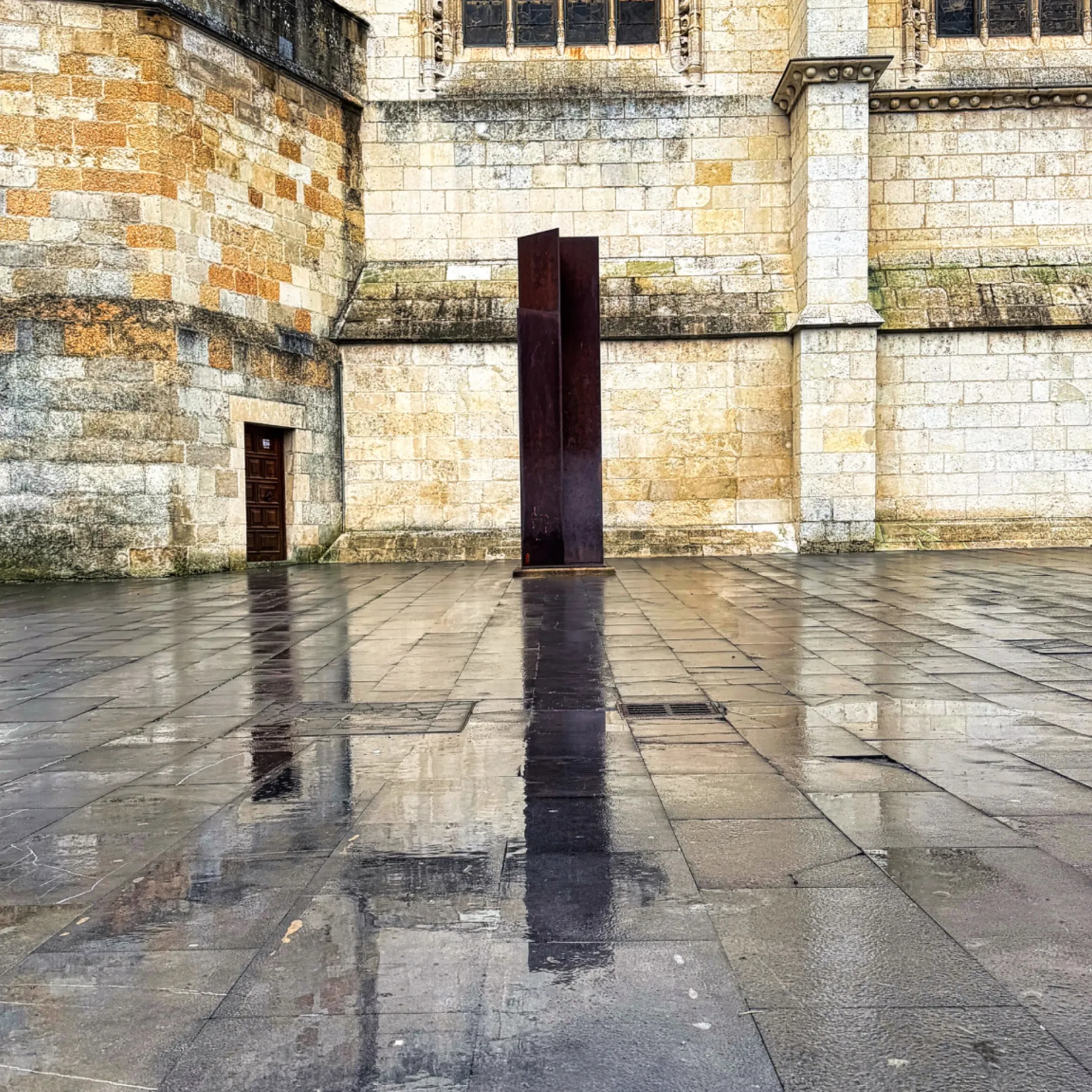 Monumento raro con reflejo